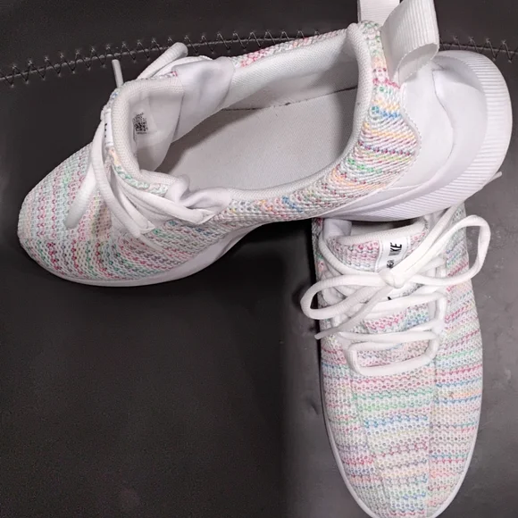 Nike Kids Size 6.5 White Sneakers Lightweight Breathable Design - Picture 4 of 8